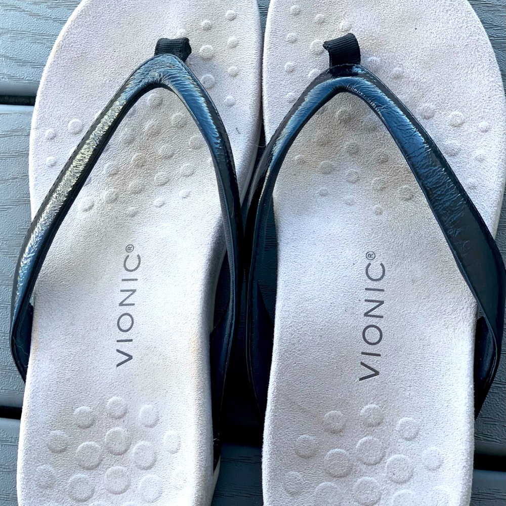 Vionic black patent strap support sandal